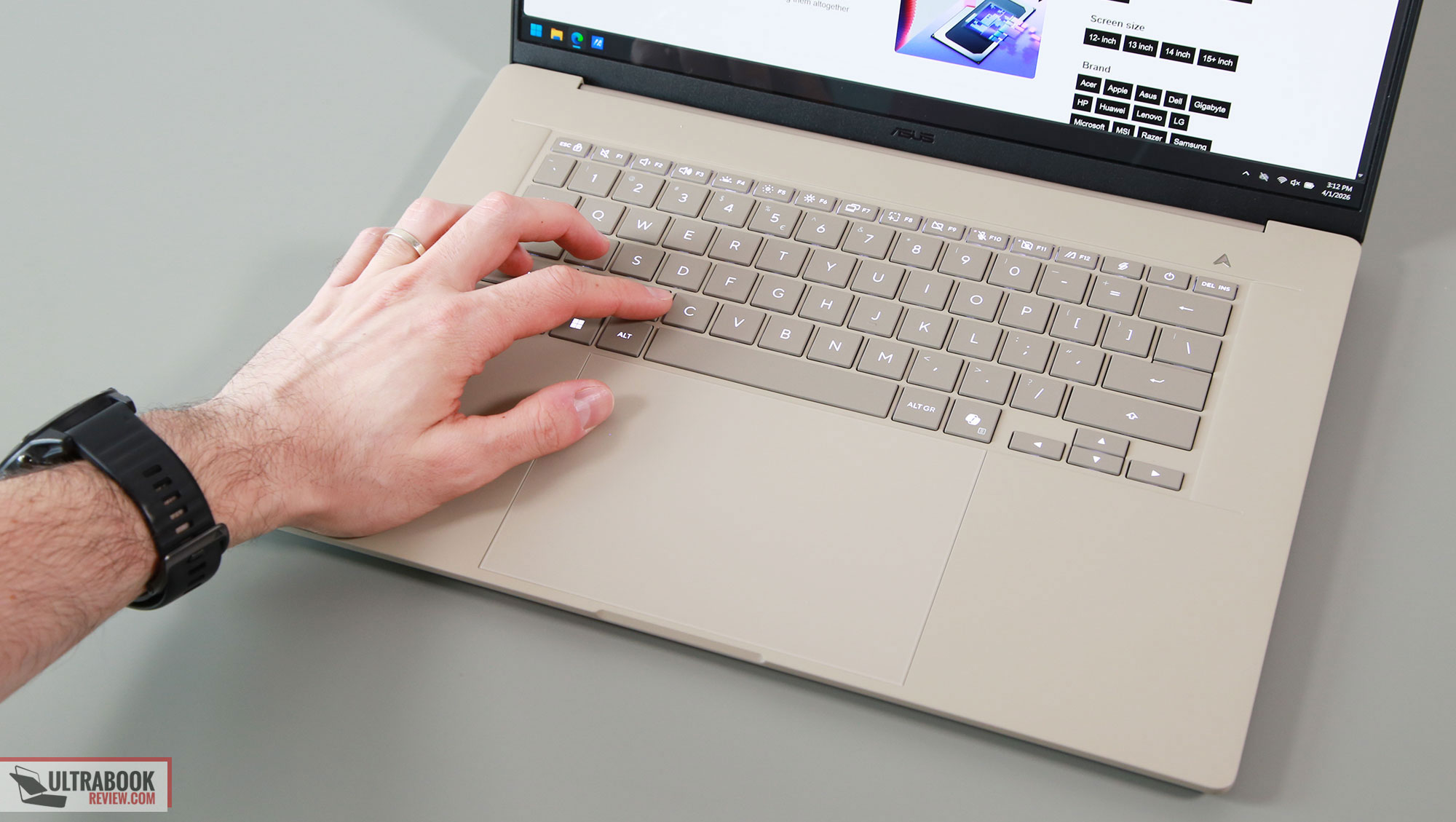 Bàn phím và touchpad ErgoSense trên ASUS Zenbook A16 UX3607