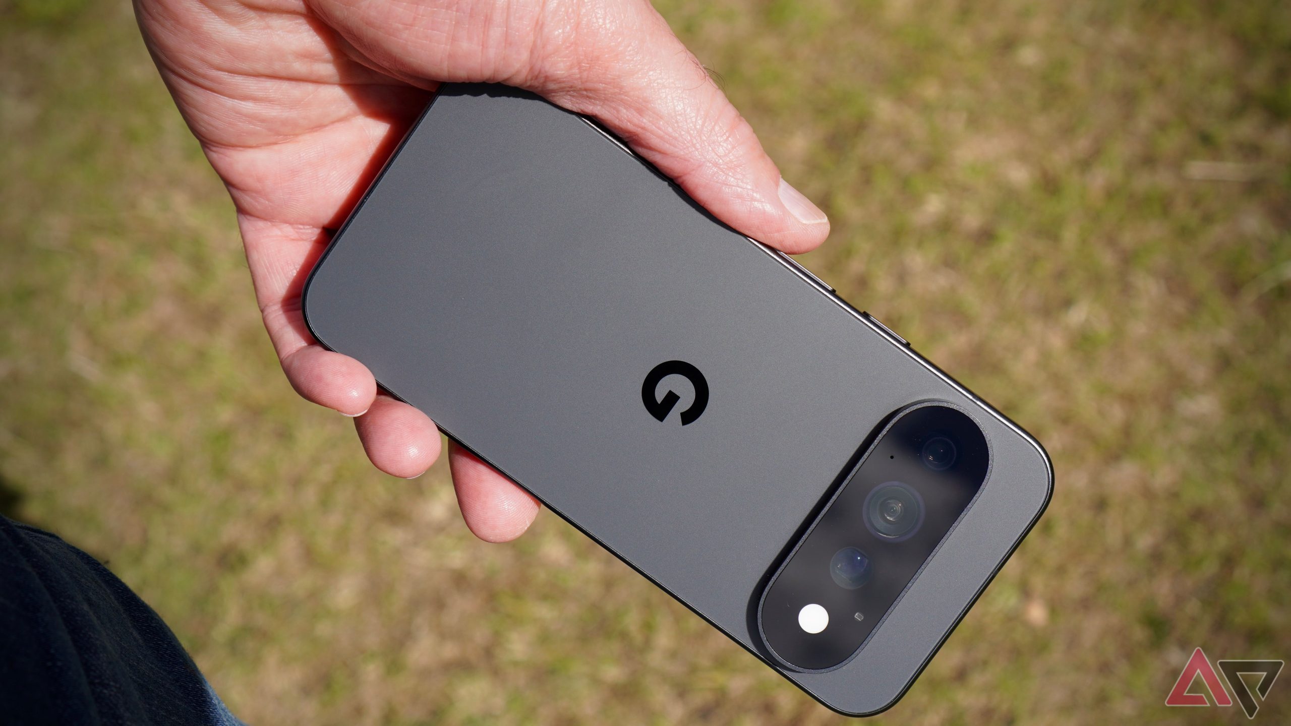 Cầm trên tay điện thoại Google Pixel