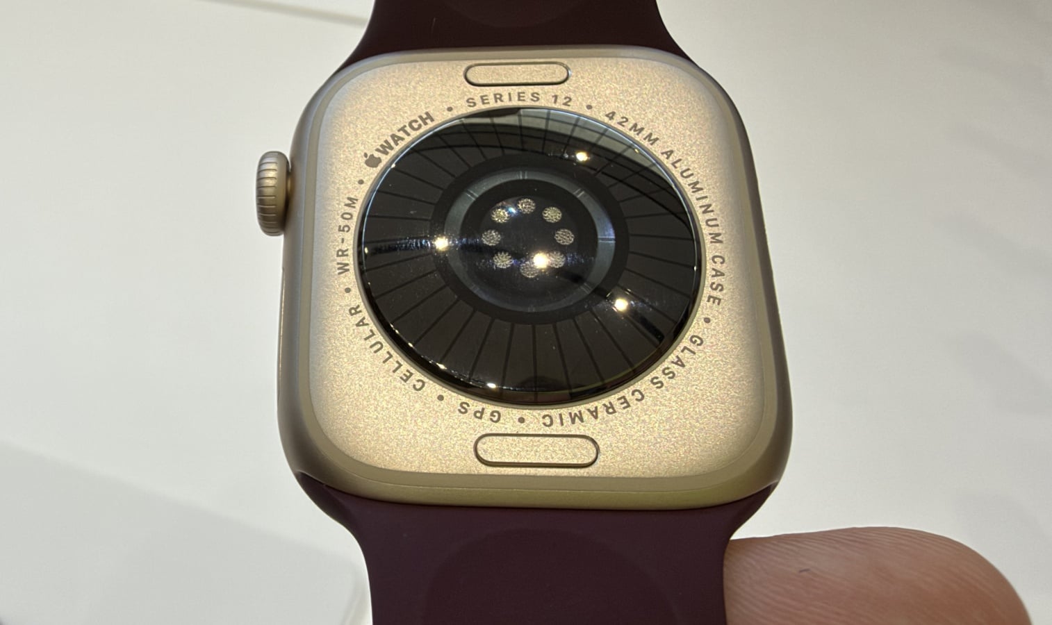 Mặt lưng và cụm cảm biến thực tế của Apple Watch Series 12