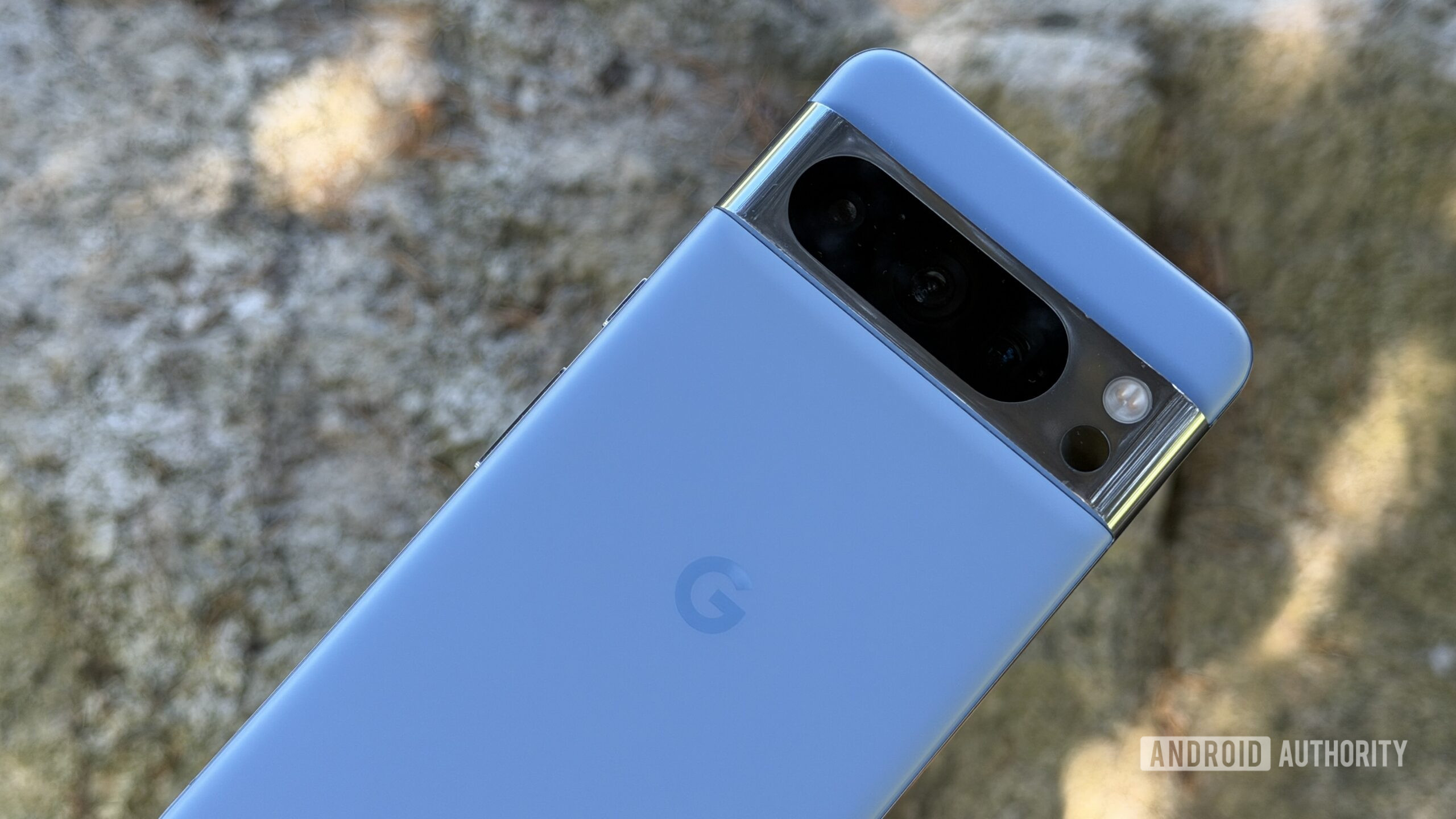 Điện thoại Pixel 8 Pro đặt trên đá