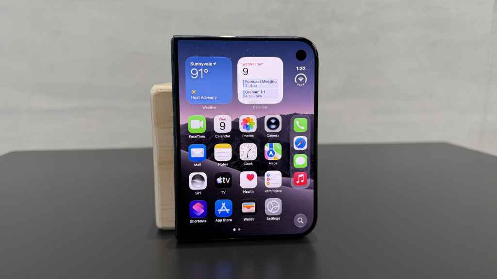 Giao diện trên màn hình trong khi iPhone Duo được đặt trước vật kê