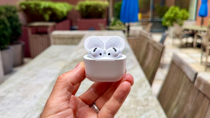 AirPods 5 trong hộp sạc mở nắp