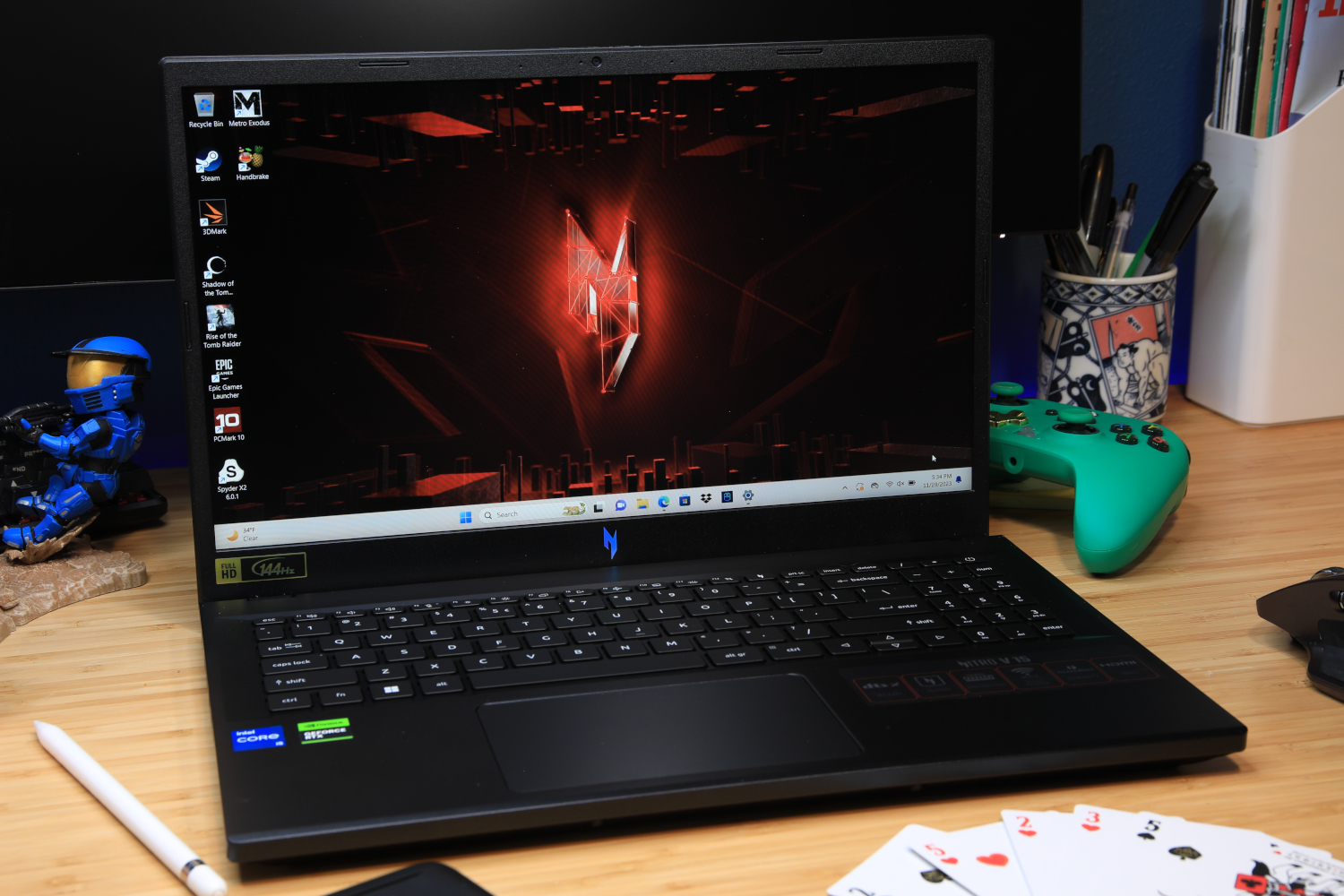 Cạnh bên và hệ thống cổng giao tiếp trên Acer Nitro V 15