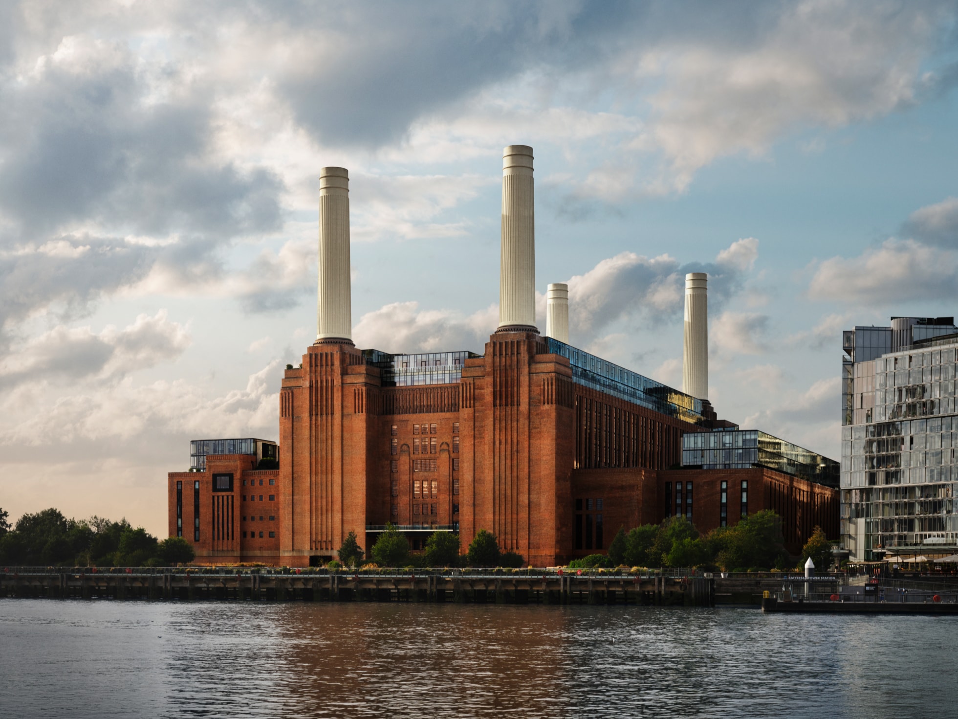 Apple Music Hall nằm trong quần thể Battersea Power Station bên sông Thames.
