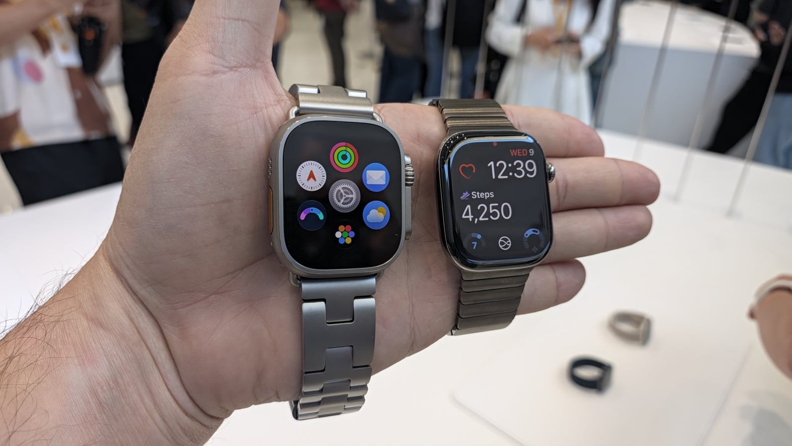 So sánh thực tế Apple Watch Series 12 và Apple Watch Ultra 4