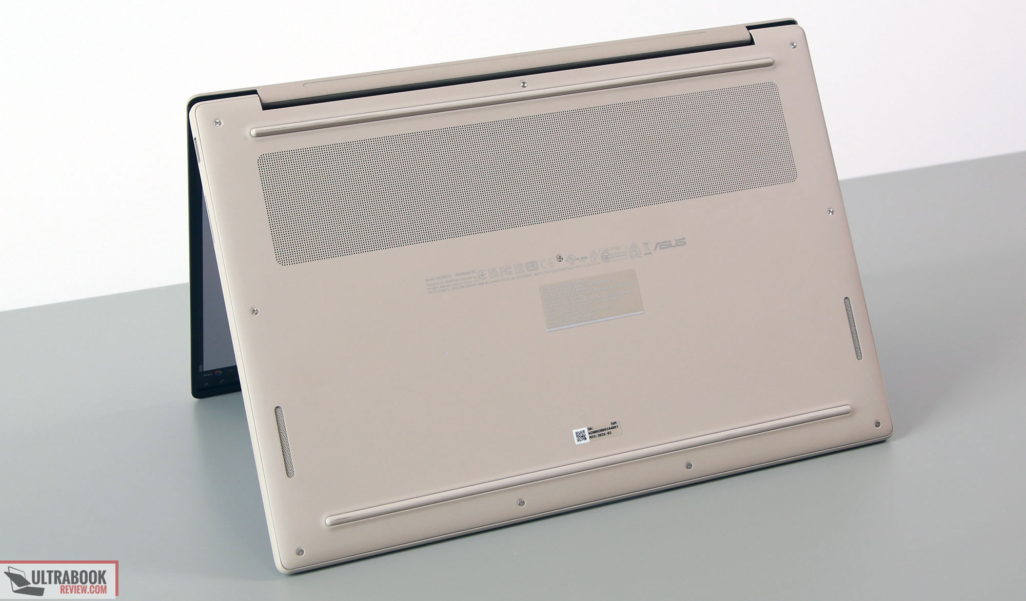 Mặt đáy và khe tản nhiệt của ASUS Zenbook A16 UX3607