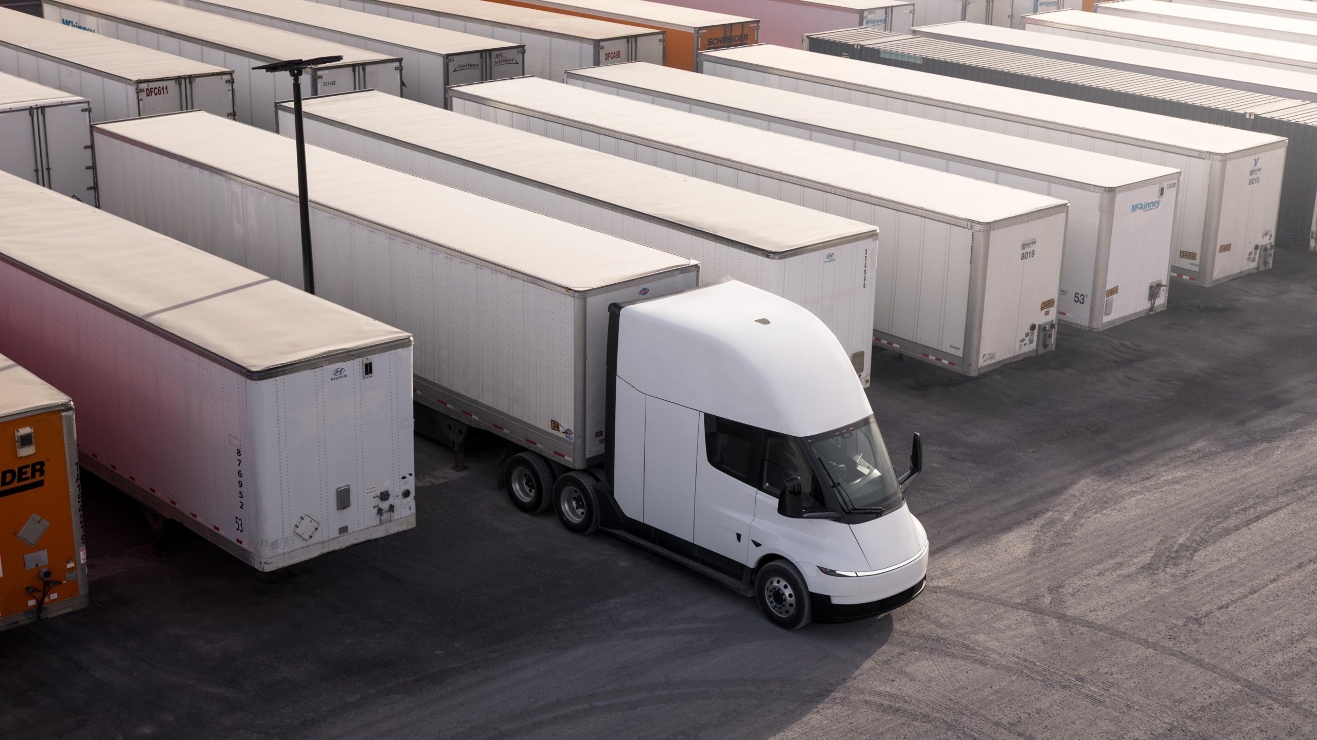 Tesla Semi cắm sạc thử nghiệm tại trụ sạc công suất cao Megacharger.