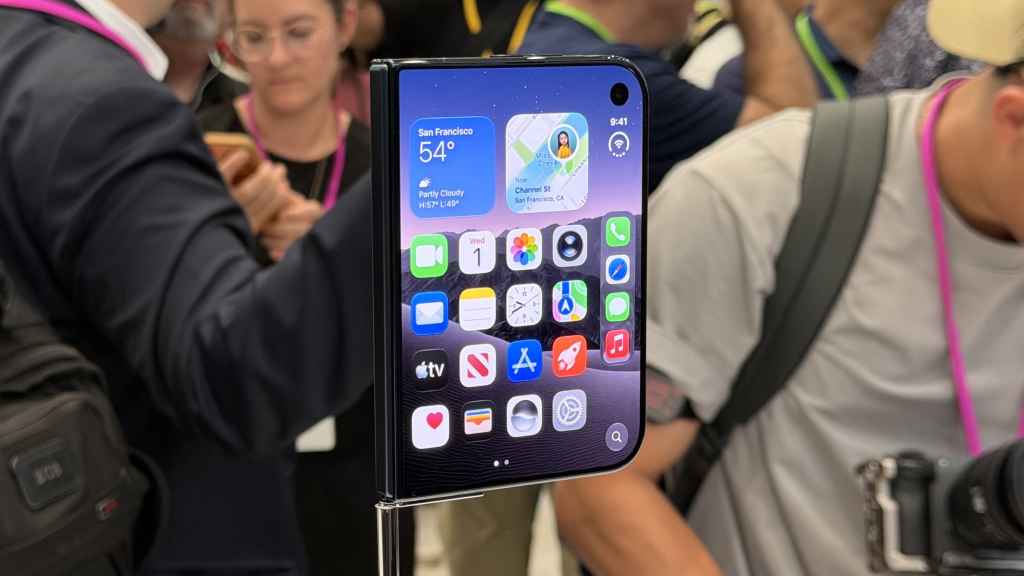 iPhone Duo mở trên giá trưng bày tại sự kiện