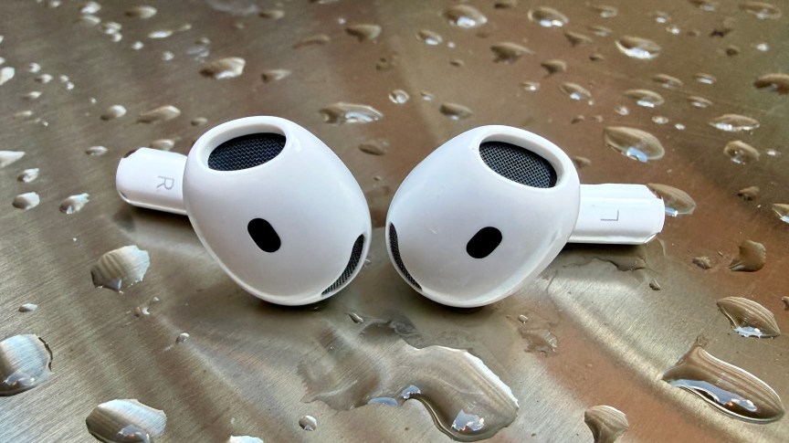 AirPods 5 cạnh các giọt nước