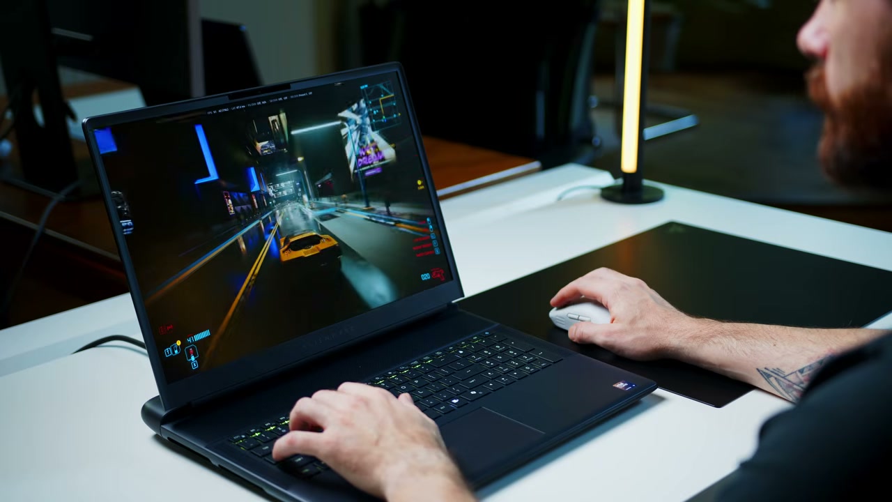 Trải nghiệm Cyberpunk 2077 trên màn hình laptop gaming bằng chuột