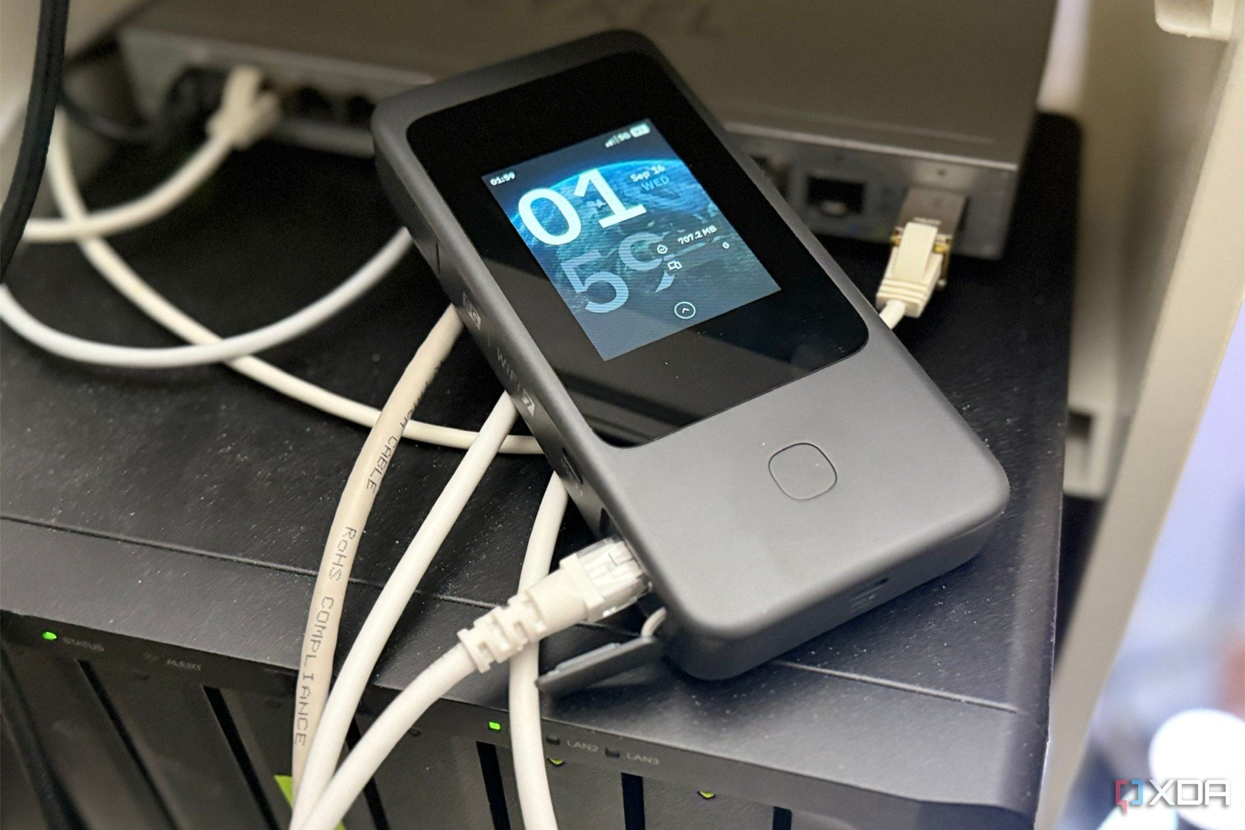 Router di động 5G đặt phía trên thiết bị NAS