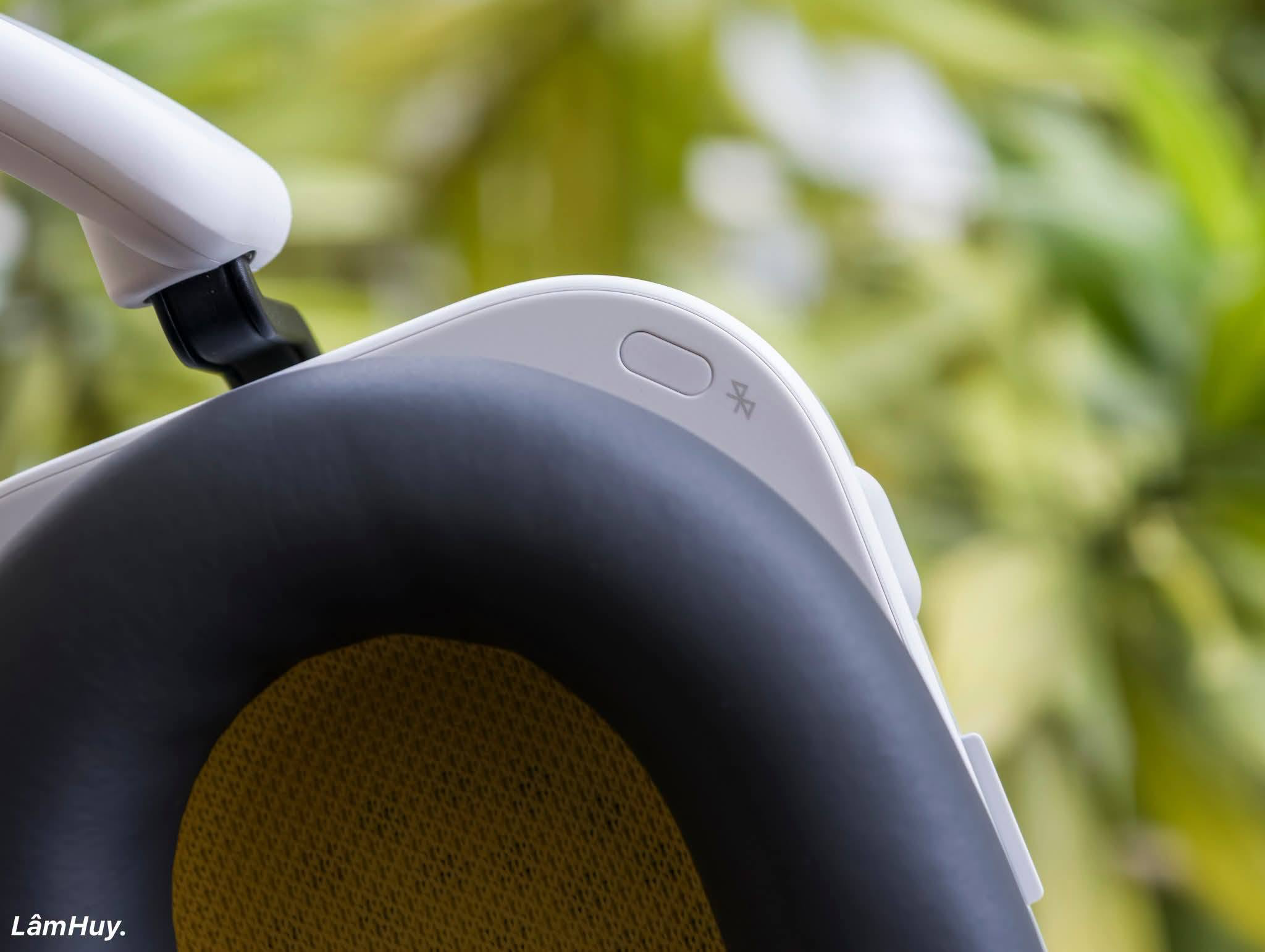 Nút ghép nối Bluetooth trên Nothing Headphone (a).