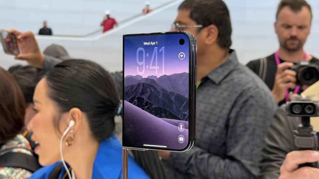 Màn hình ngoài iPhone Duo trên giá trưng bày