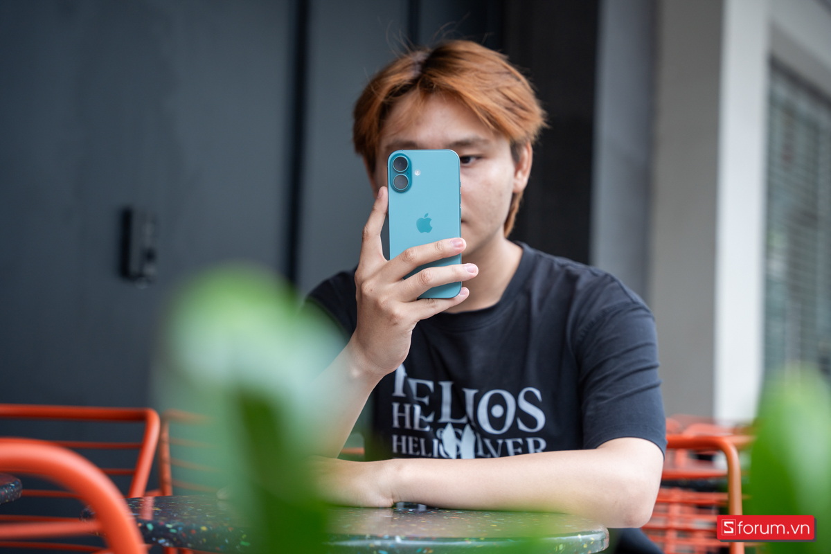 iPhone 16 màu Xanh Mòng Két với cụm camera dọc