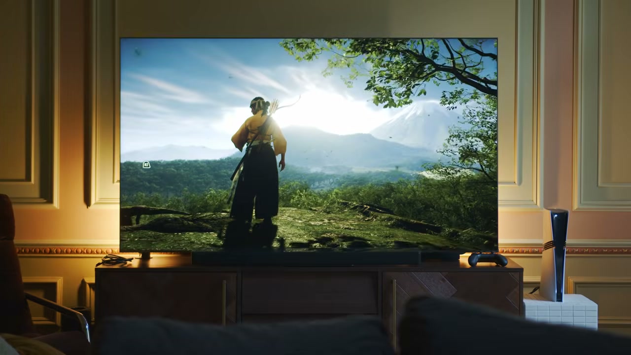 Hình ảnh tựa game phiêu lưu thế giới mở trên TV phòng khách kết nối PS5 Pro