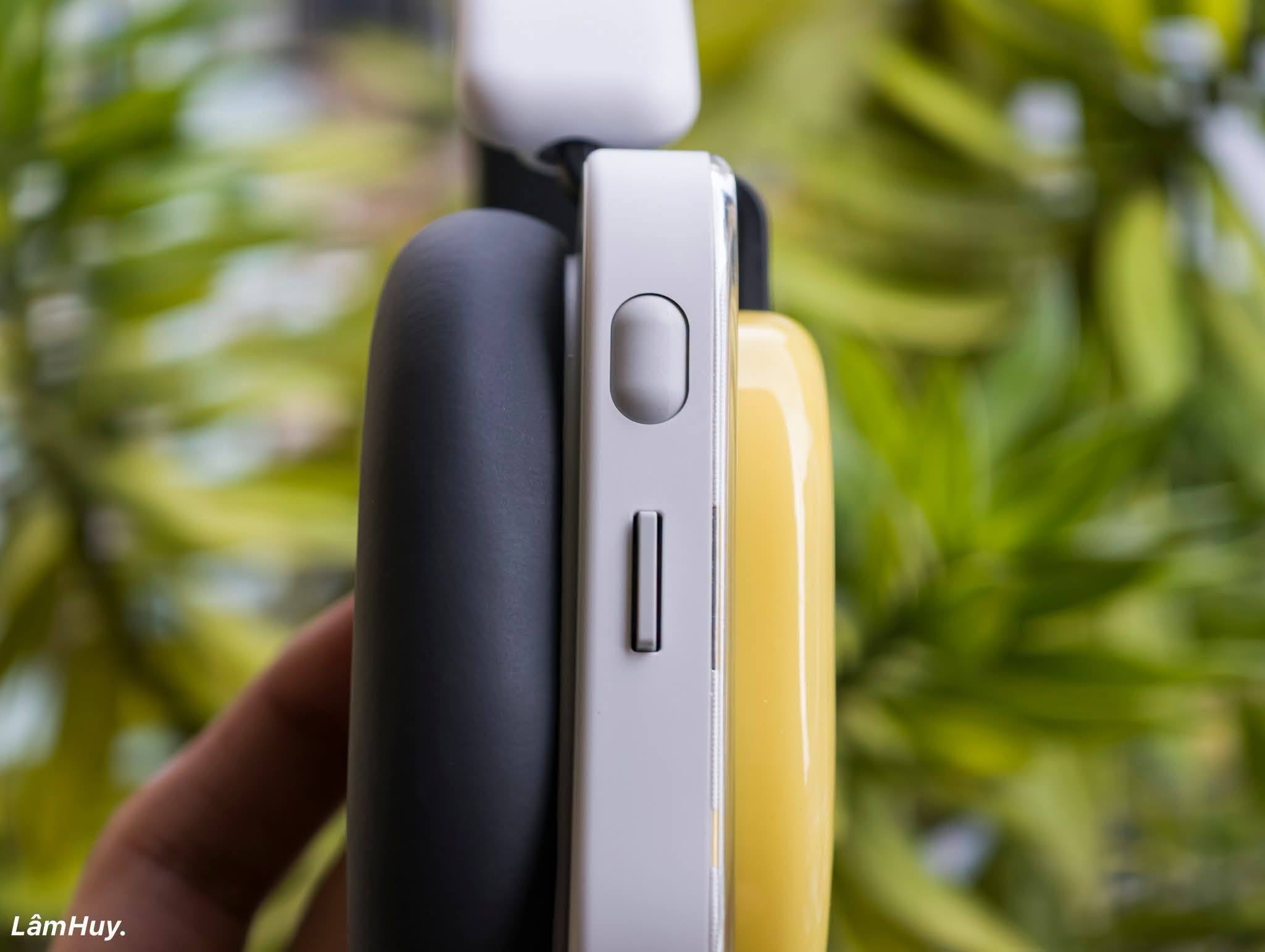 Cụm phím cơ học trên earcup tai nghe.