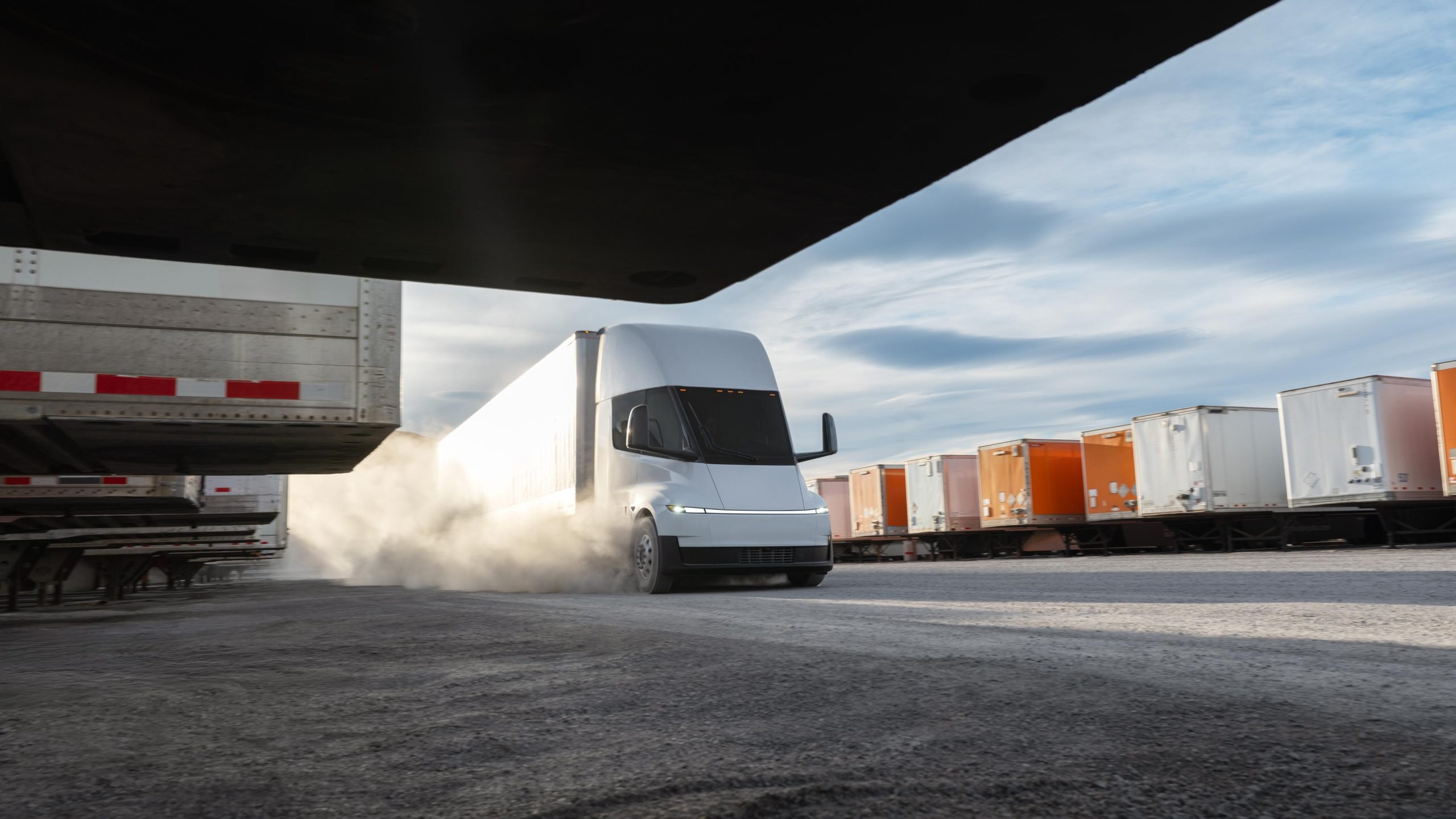 Tesla Semi kéo rơ-moóc đầy tải tham gia vận chuyển thực tế trên đường bộ.