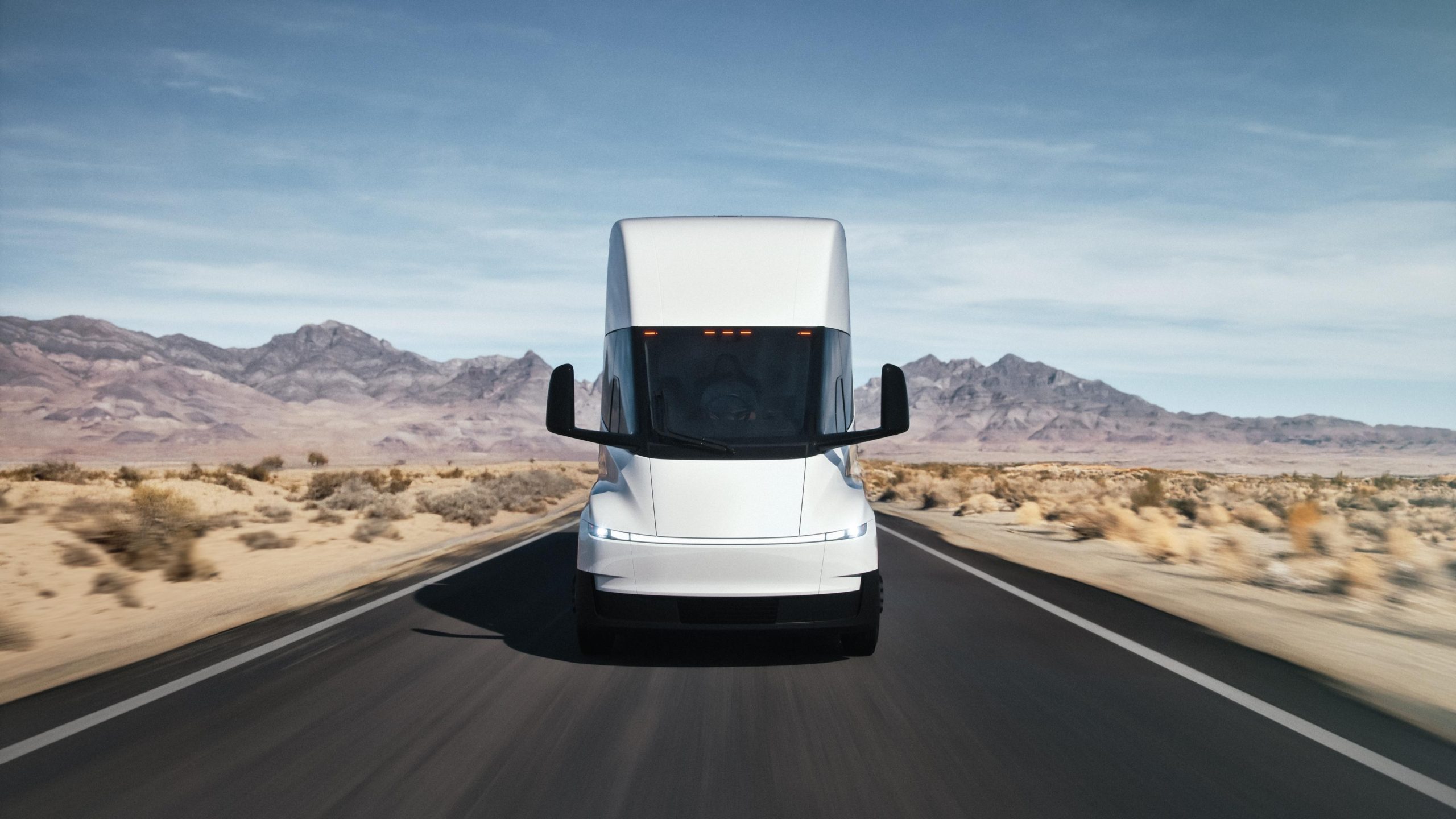 Khoang lái với ghế ngồi trung tâm và cụm màn hình hiển thị bao quát trên Tesla Semi.