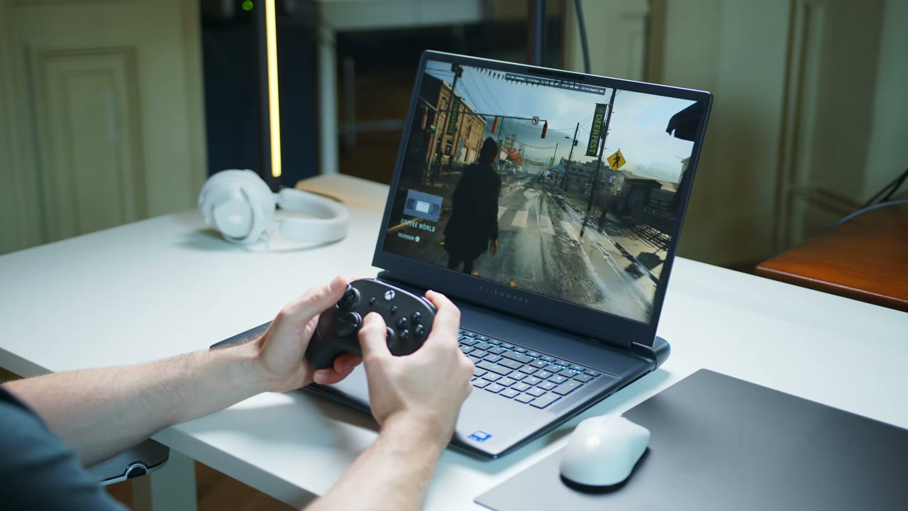 Người chơi sử dụng tay cầm rời điều khiển tựa game phiêu lưu trên laptop gaming