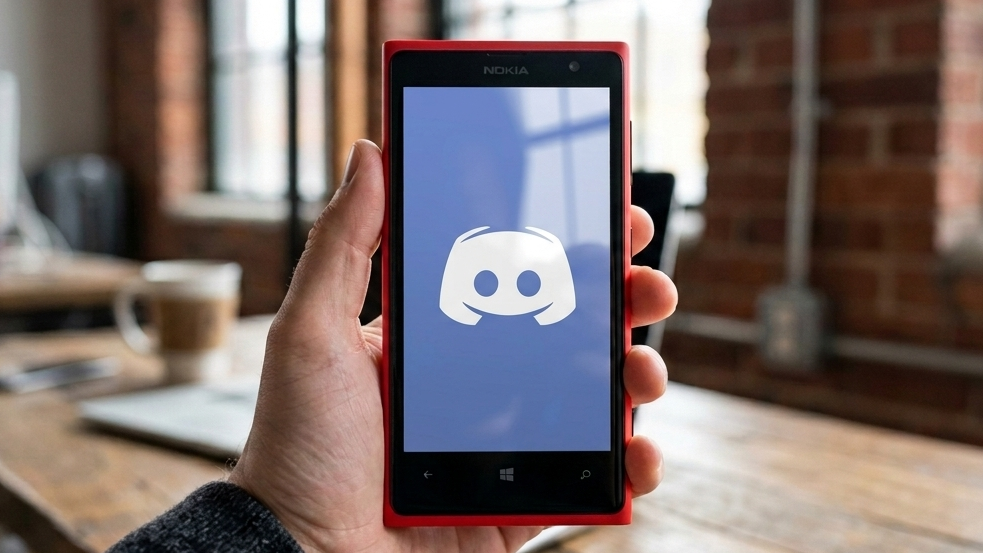 Nokia Lumia màu đỏ trên tay người dùng