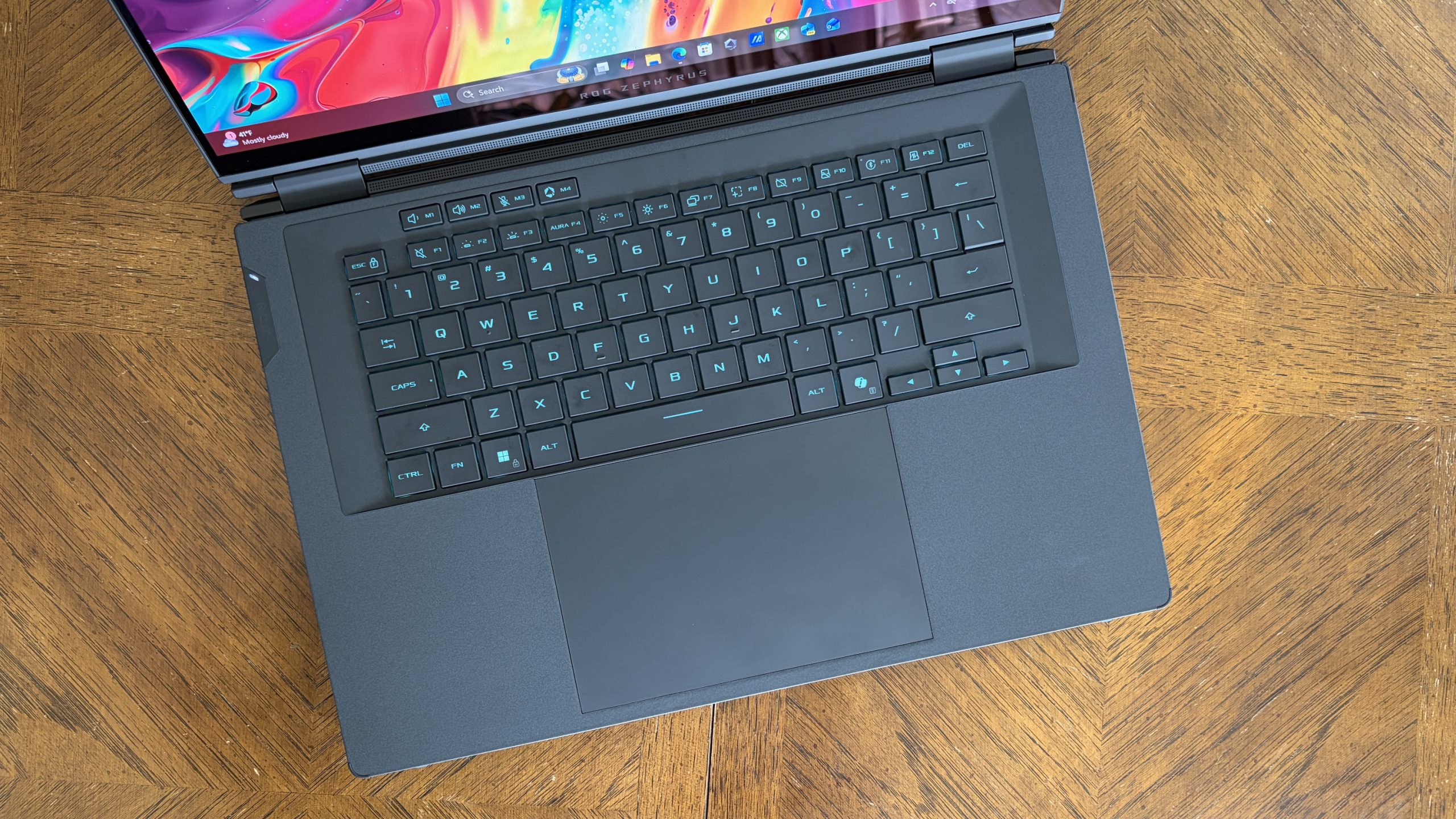 Bàn phím mỏng đặt trên màn hình thứ hai của ROG Zephyrus Duo