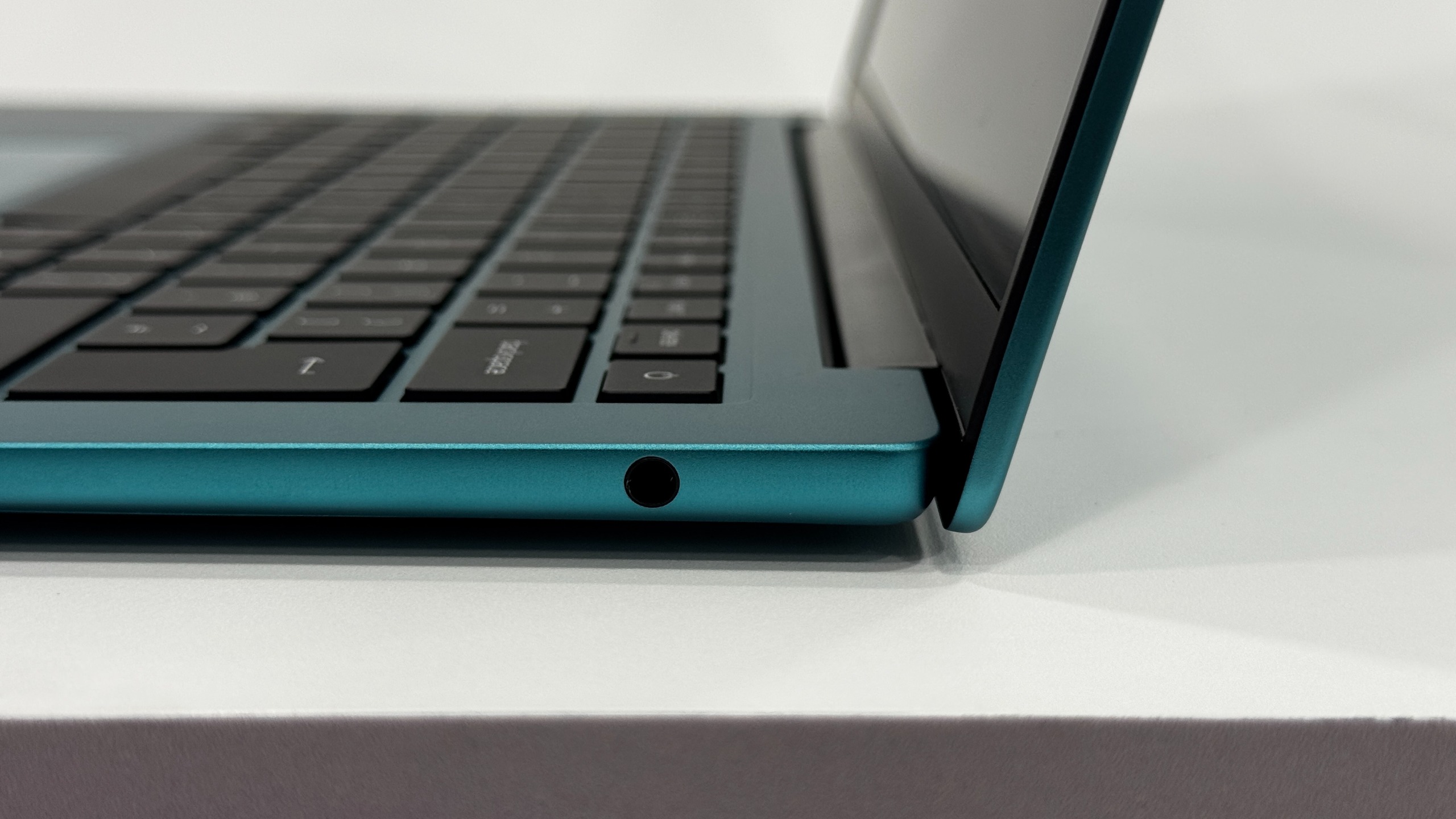 Bàn phím và các cổng kết nối trên laptop Dell 14S