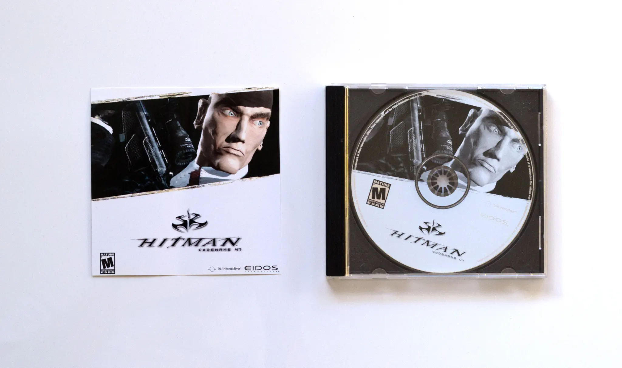 Phụ kiện và sách hướng dẫn bên trong hộp game Hitman