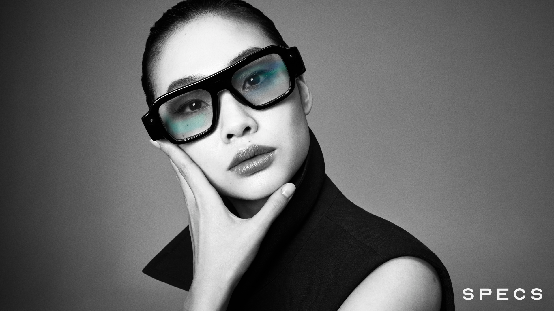 Người mẫu Hoyeon đeo kính Snap Specs