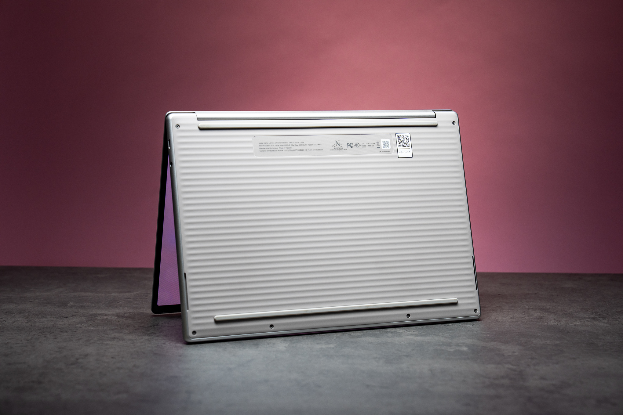 Khung vỏ hoàn thiện chắc chắn của Chromebook Plus