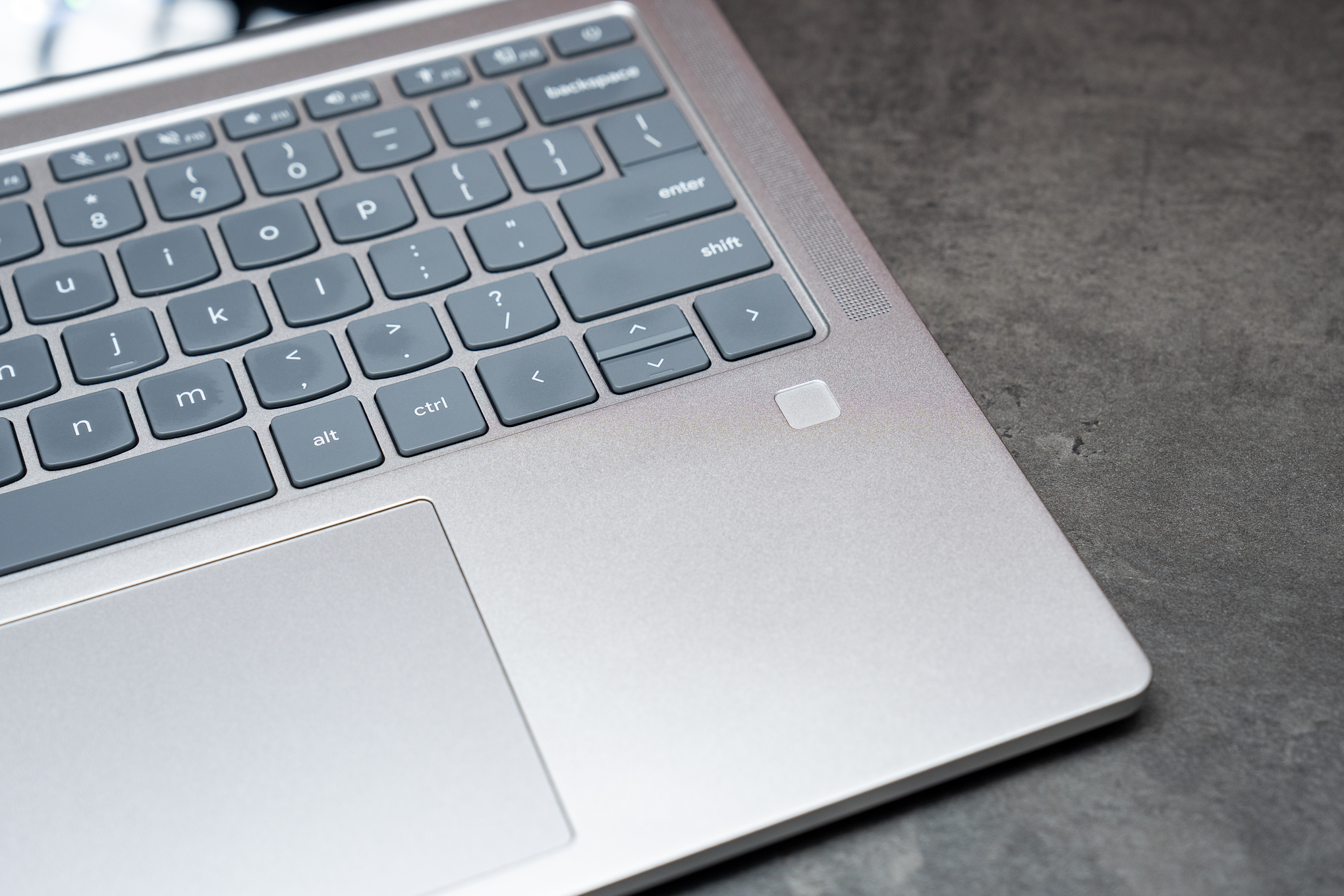 Cổng kết nối USB-C và jack tai nghe trên Chromebook