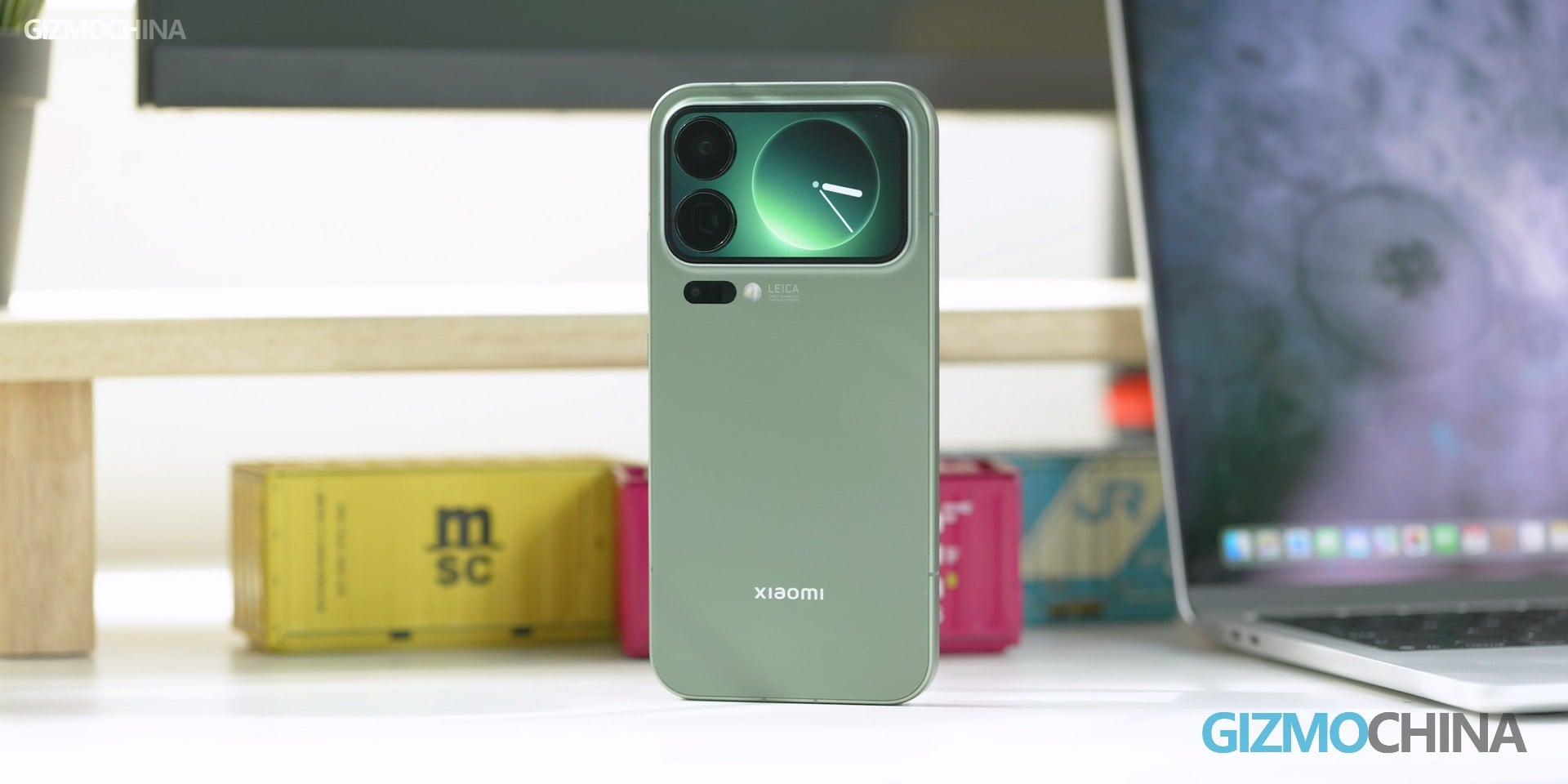 Màn hình phụ trên thế hệ Xiaomi 17 Pro tiền nhiệm