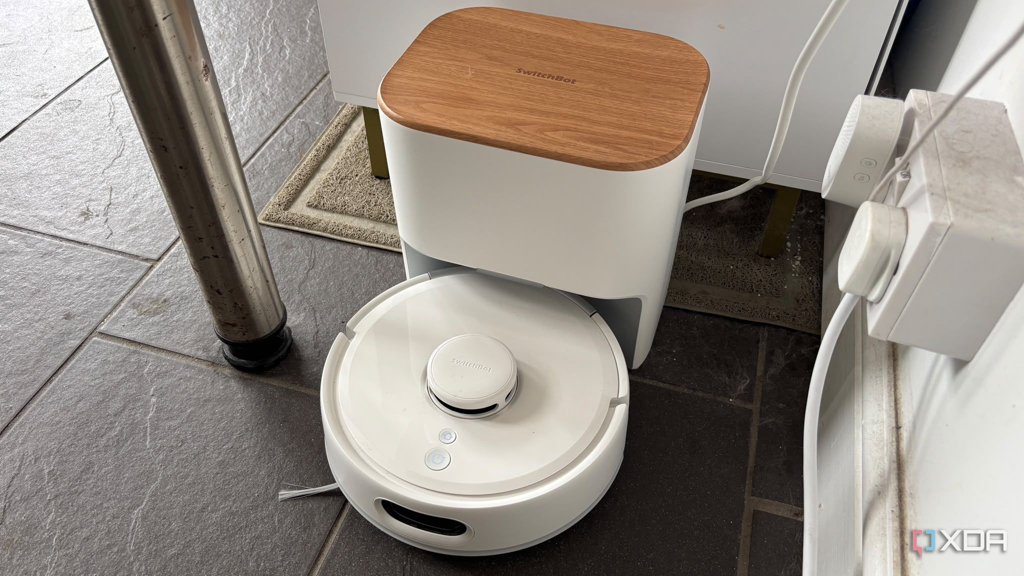 Robot hút bụi tại dock sạc