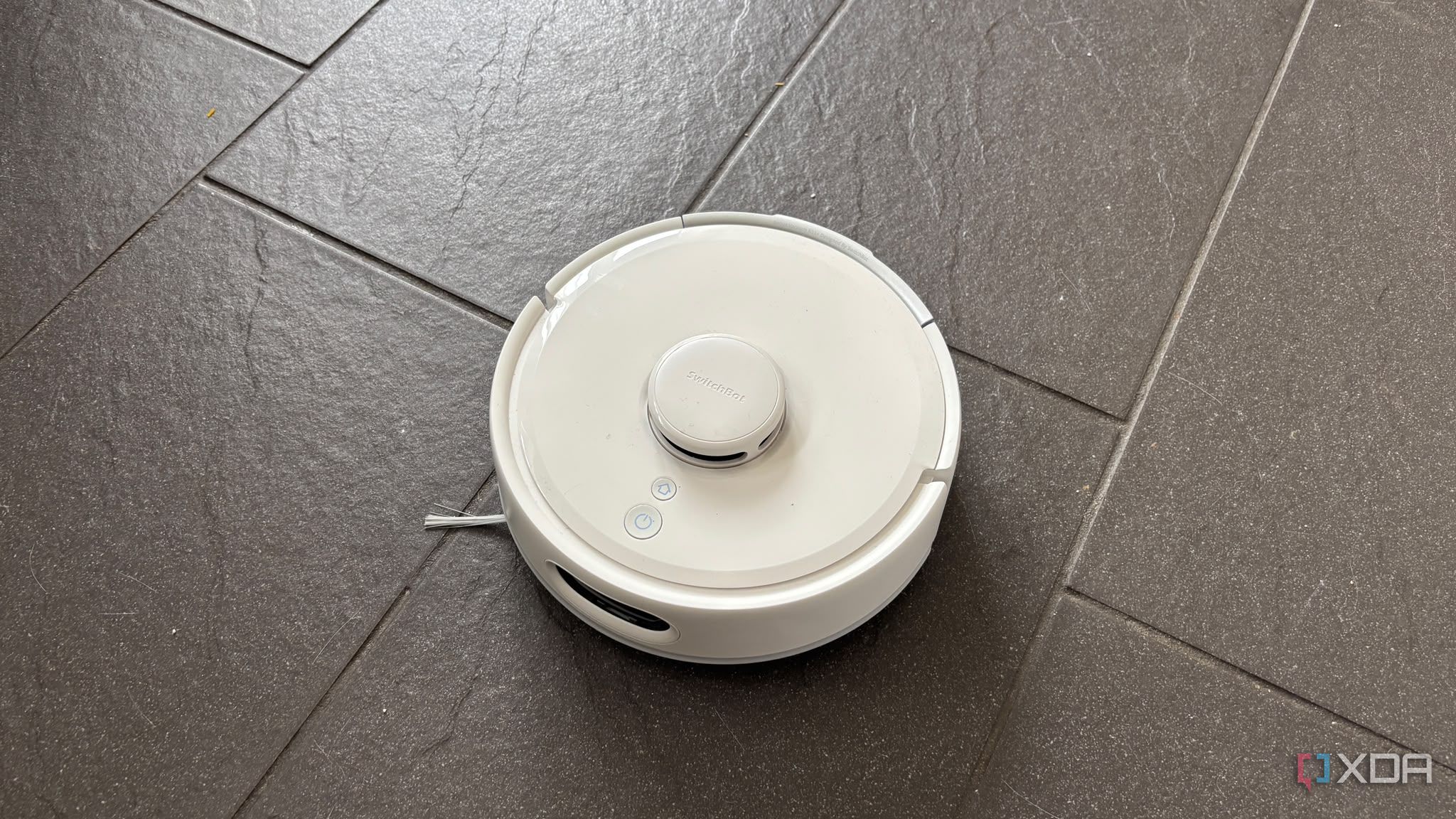Robot hút bụi thông minh hoạt động trên sàn nhà