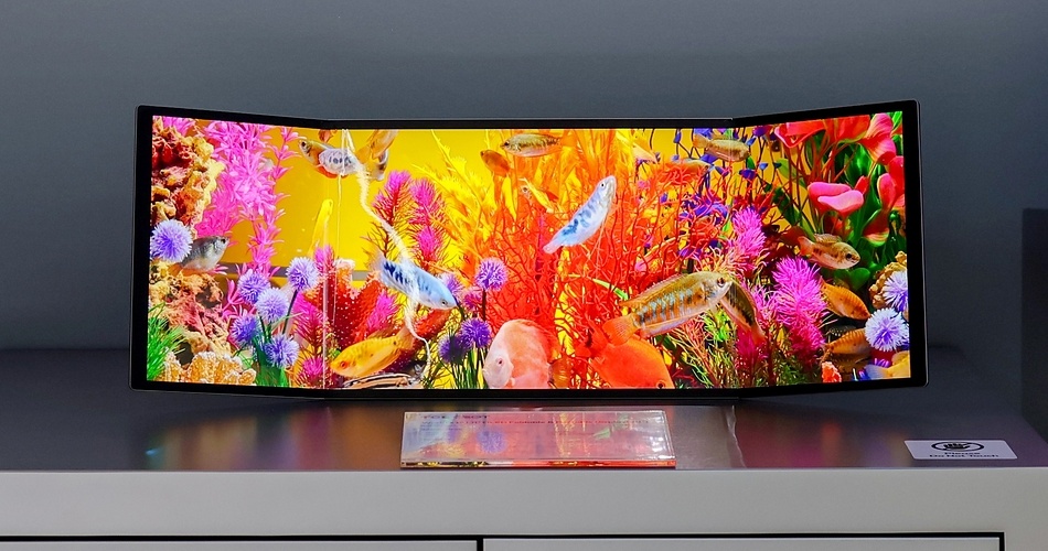 Cận cảnh nguyên mẫu màn hình OLED di động 28 inch gập ba của TCL CSOT mở rộng hoàn toàn