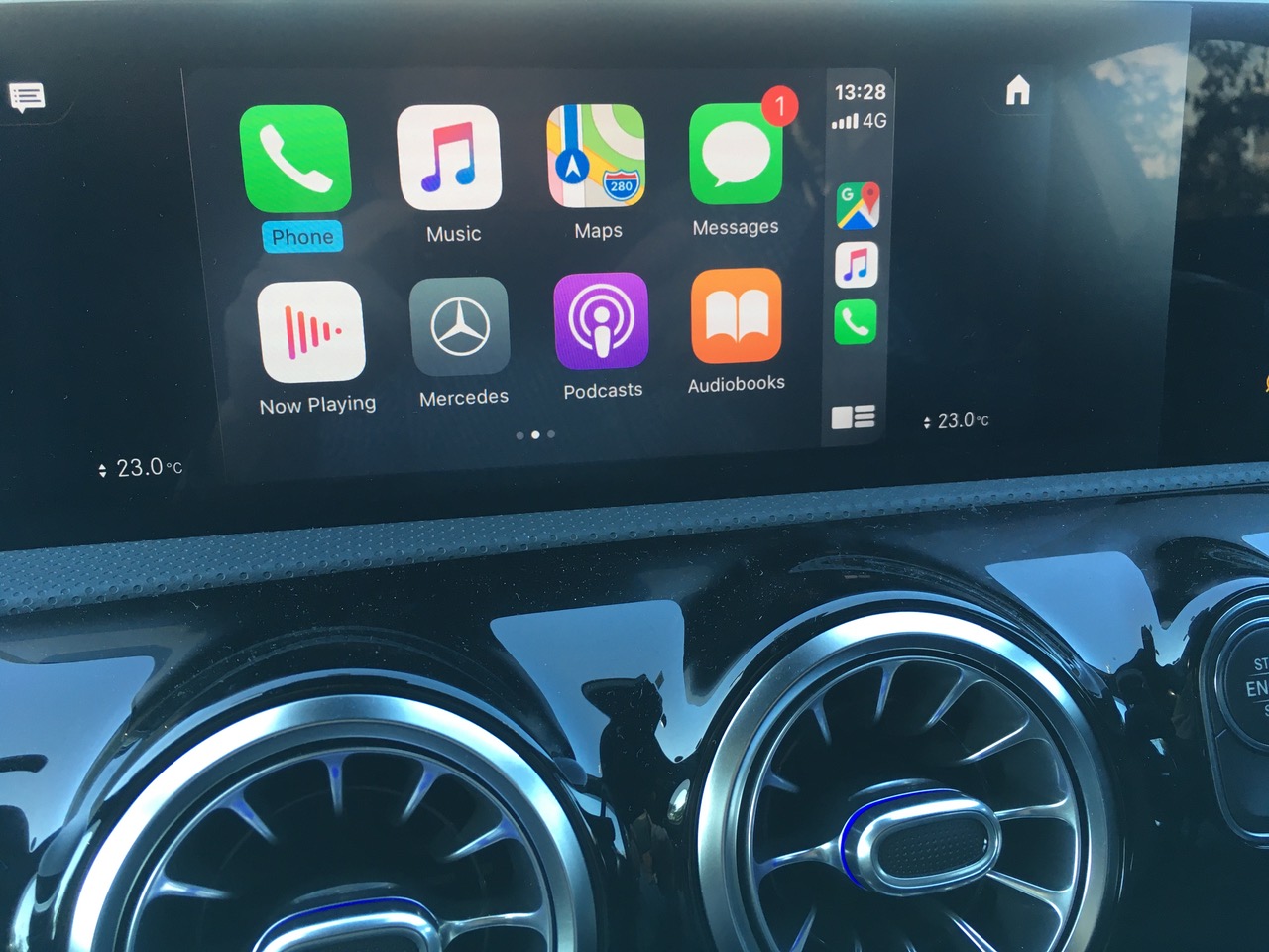 Bố cục các ứng dụng điều hướng và âm nhạc trên Apple CarPlay