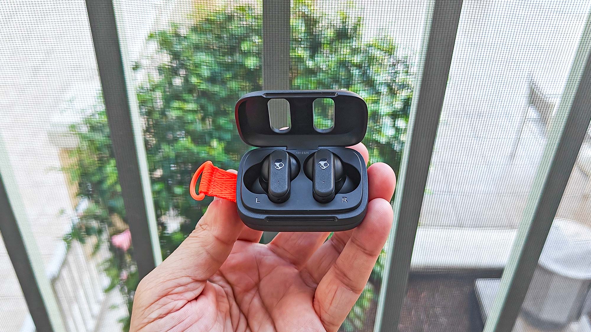 Hộp sạc và cặp tai nghe Skullcandy Dime 3