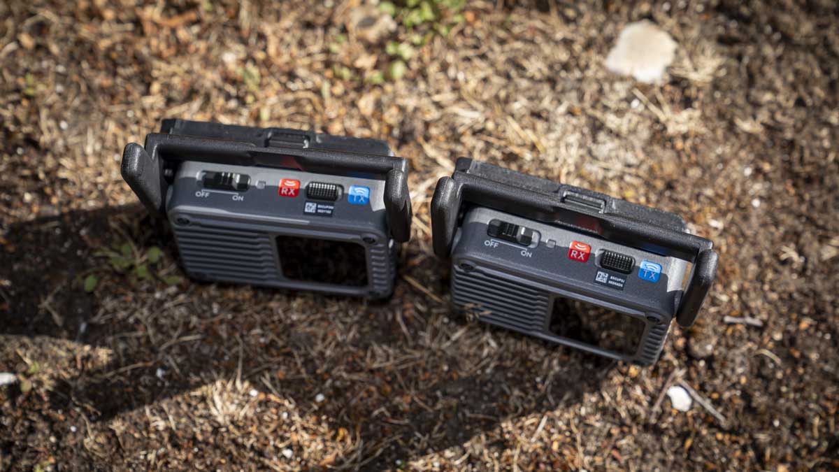 Hai bộ thu phát DJI SDR Transmission 2 đặt cạnh nhau
