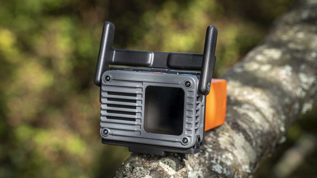 Cận cảnh các cổng kết nối vật lý trên bộ thu phát DJI SDR Transmission 2