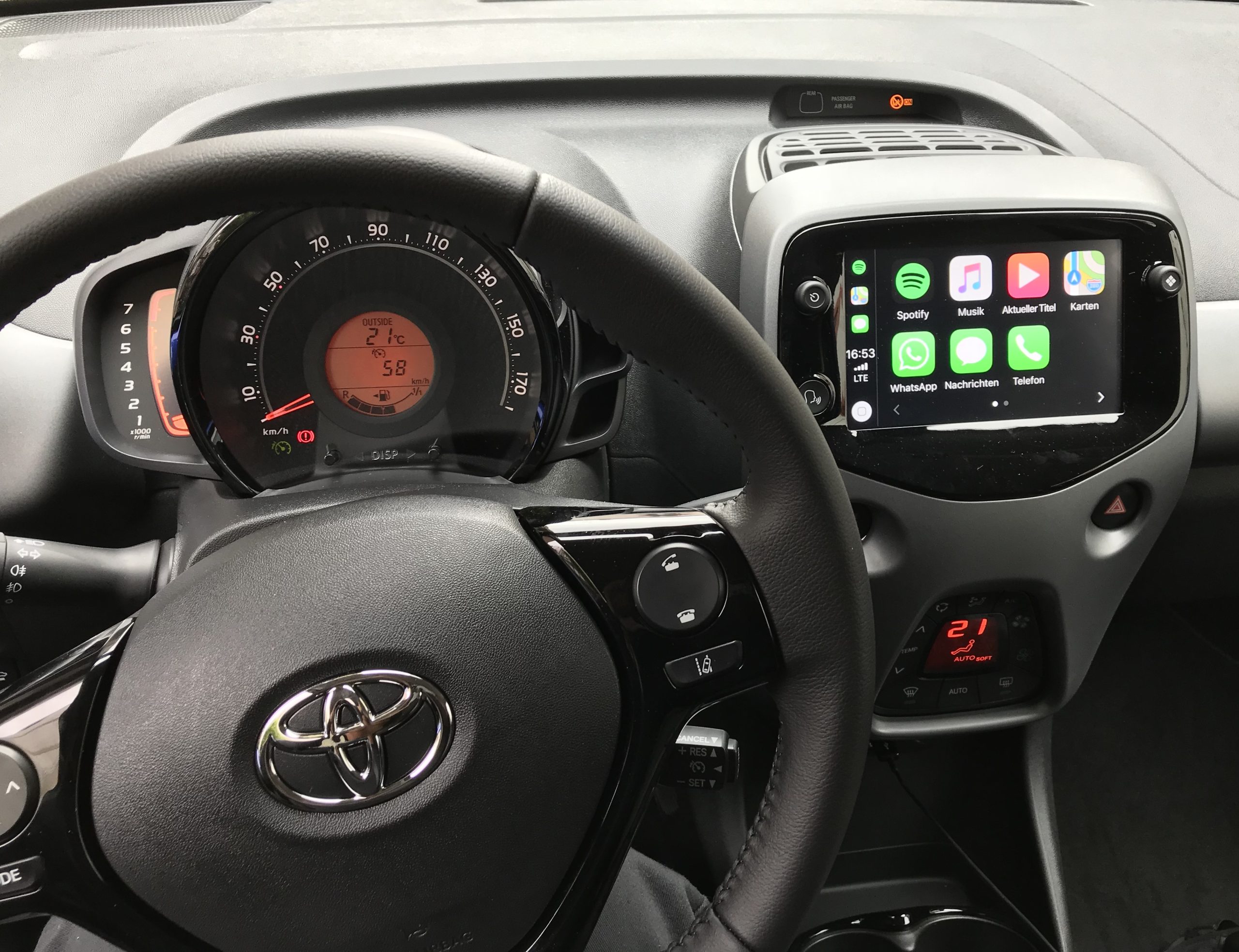 Thao tác điều khiển Apple CarPlay trên xe