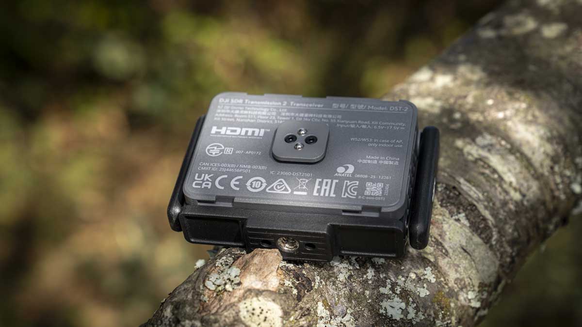 Thiết bị DJI SDR Transmission 2 gắn trên gimbal và máy quay Sony