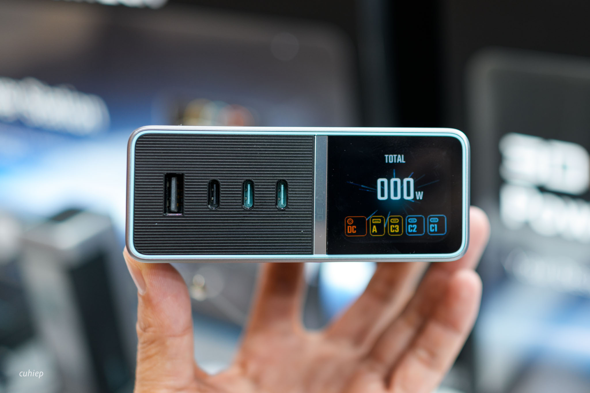 CUKTECH 30 Ultra nhỏ gọn trên bàn làm việc