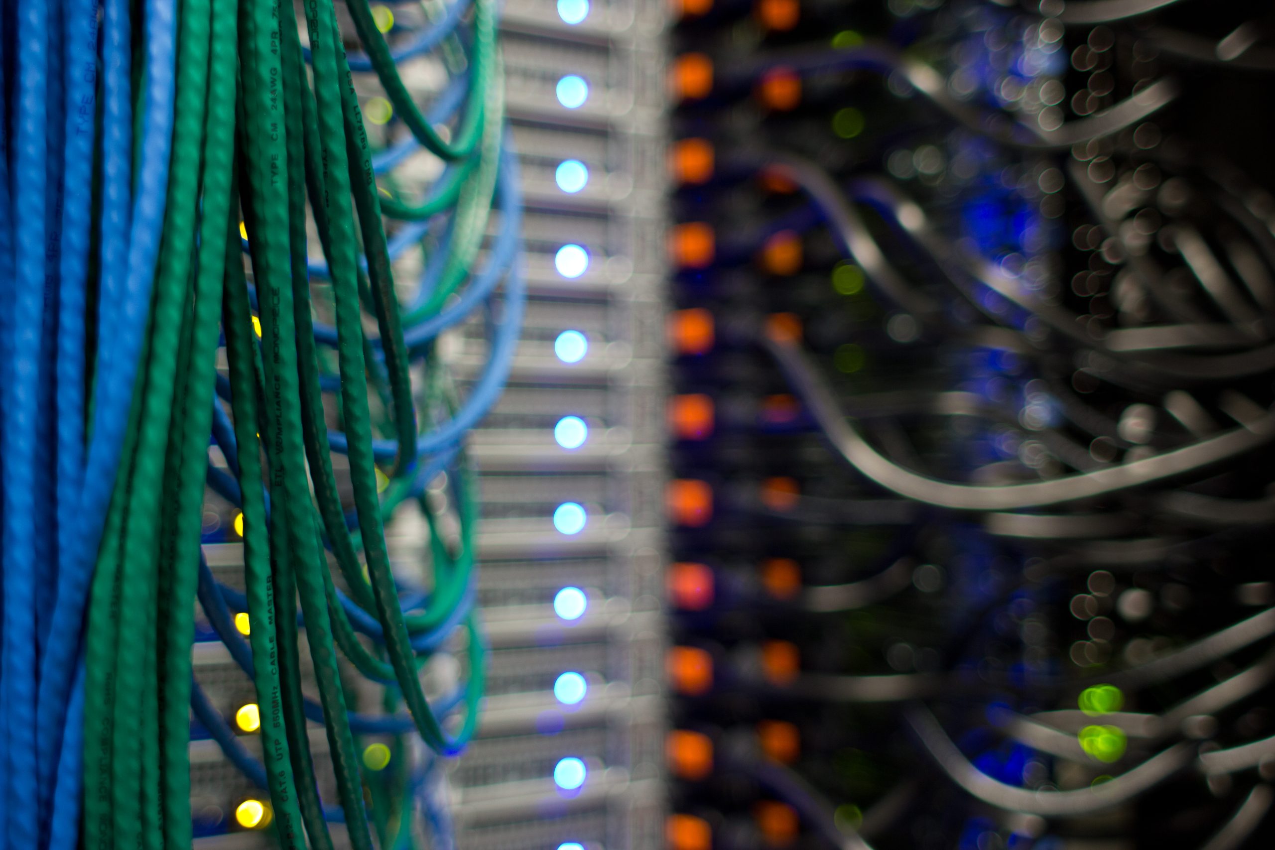 Các tủ rack máy chủ tại trung tâm dữ liệu