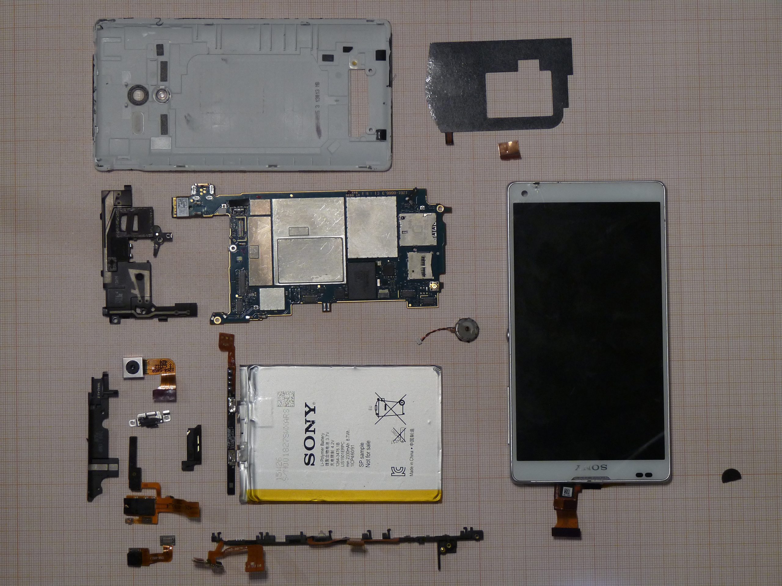 Chiếc smartphone được tháo rời từng bộ phận linh kiện bên trong