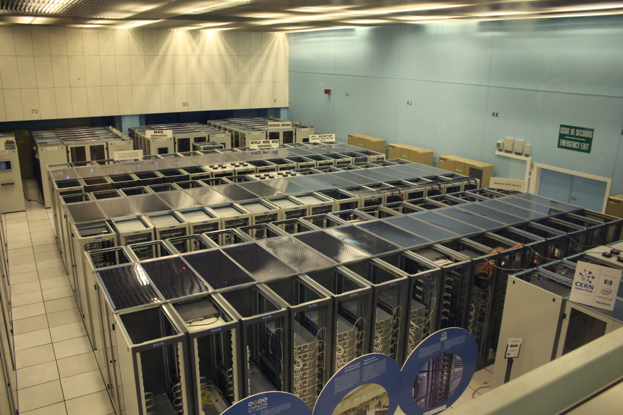 Hệ thống hàng tủ rack máy chủ trung tâm dữ liệu