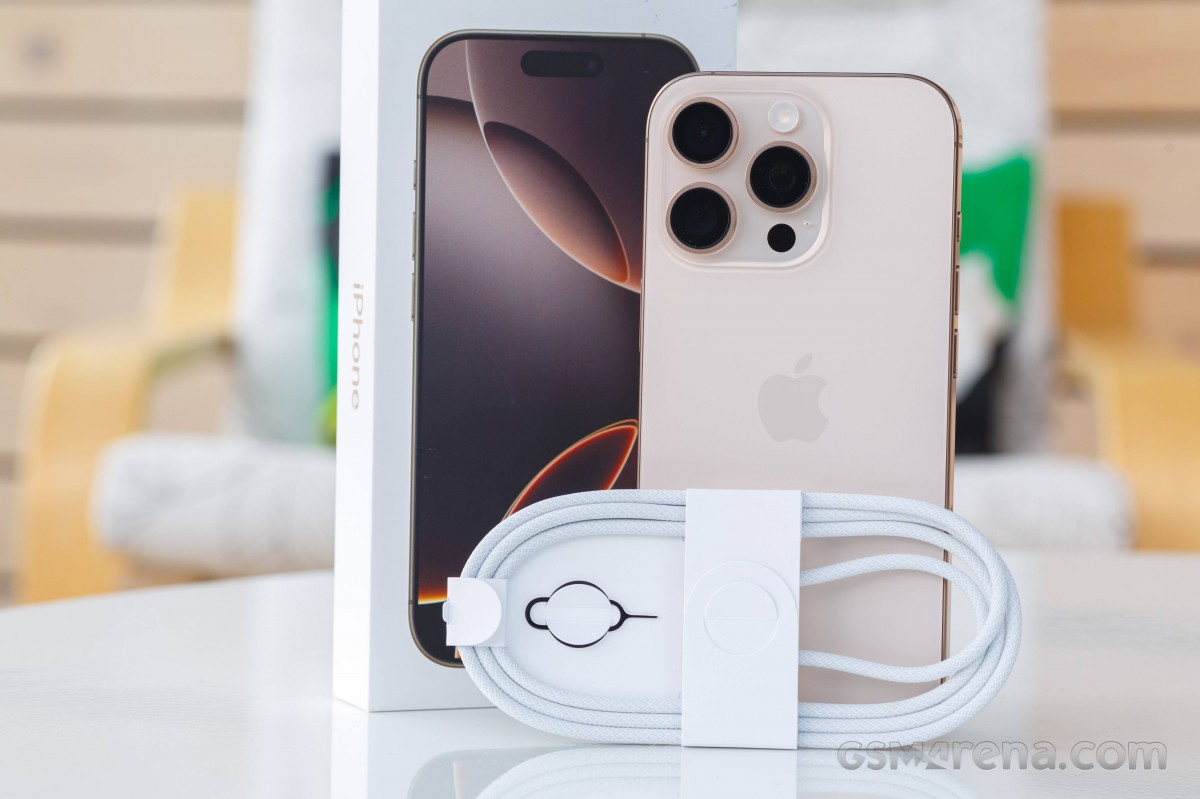 Mở hộp iPhone kèm cáp sạc USB-C
