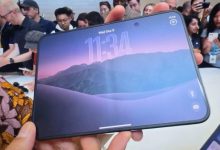 iPhone Duo cầm trên tay khi mở rộng hiển thị màn hình khóa phẳng mịn