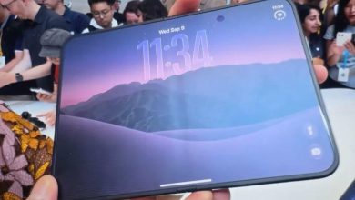 iPhone Duo cầm trên tay khi mở rộng hiển thị màn hình khóa phẳng mịn