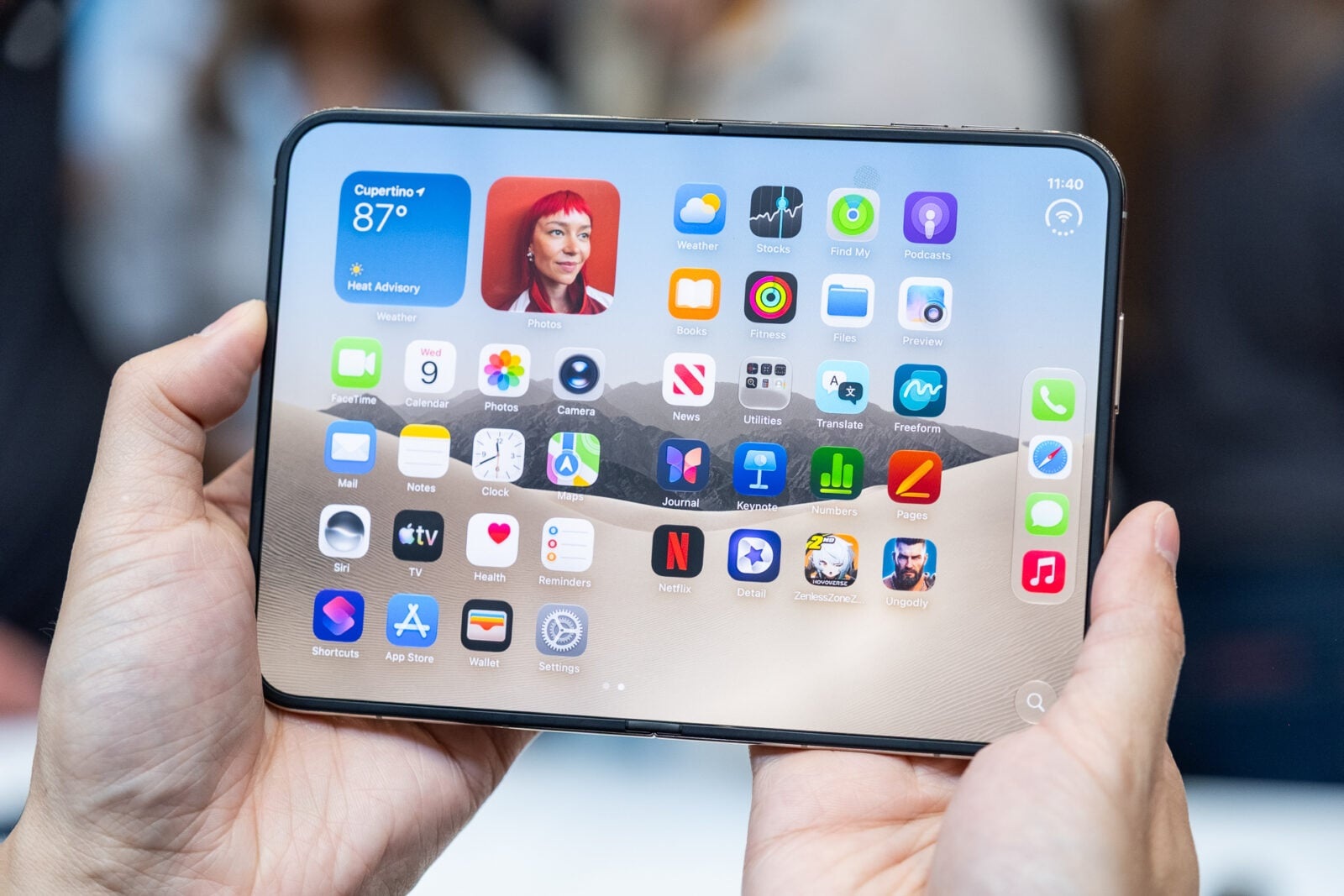 Cơ chế gập mở linh hoạt của iPhone Duo tại sự kiện ra mắt