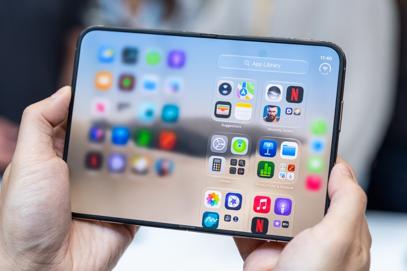 Góc nghiêng màn hình iPhone Duo cho thấy rãnh nếp gấp vật lý