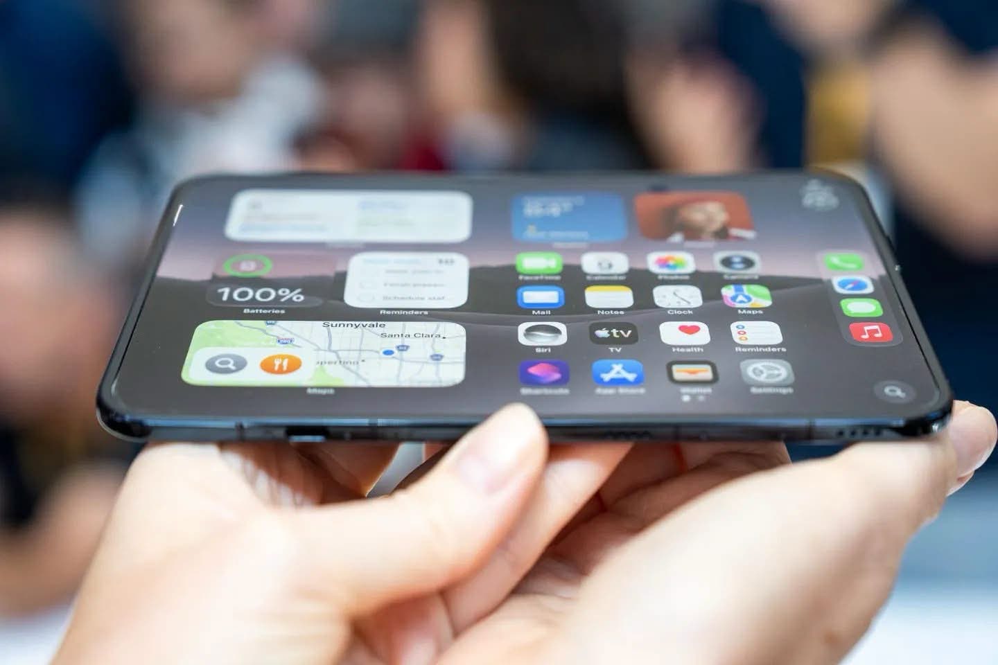 Màn hình iPhone Duo mở rộng nhìn phẳng mịn, hầu như không nhận thấy nếp gấp